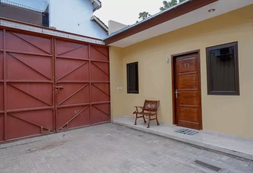 ペンション Reddoorz Near Living Plaza Purwokerto