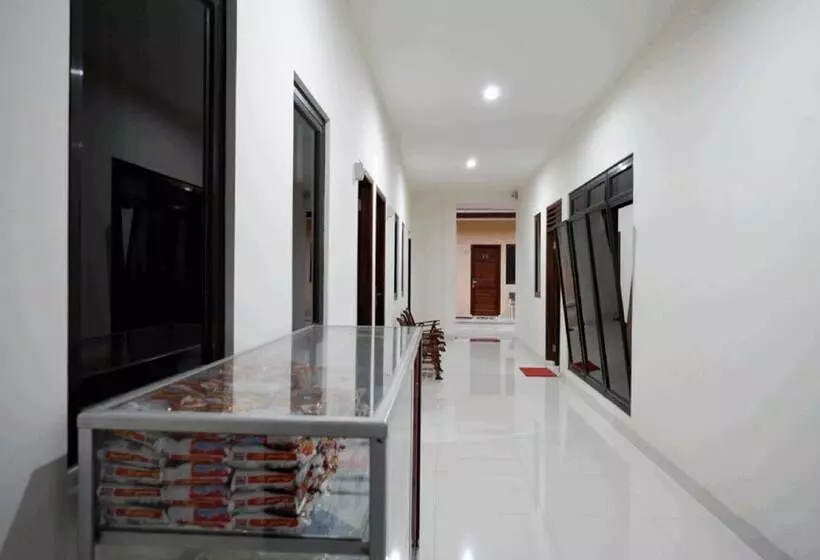 ペンション Reddoorz Near Living Plaza Purwokerto