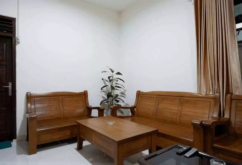ペンション Reddoorz Near Living Plaza Purwokerto