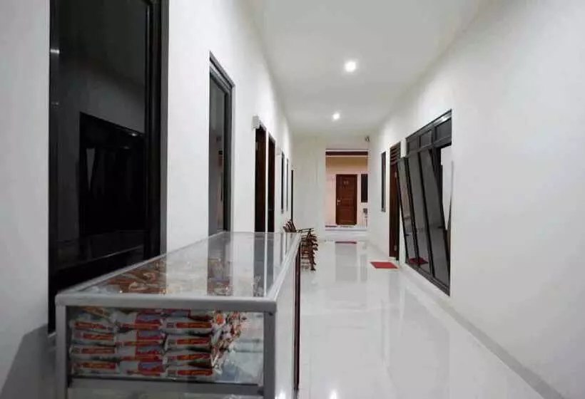 ペンション Reddoorz Near Living Plaza Purwokerto