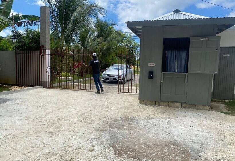 پانسیون Viviennes Guest House