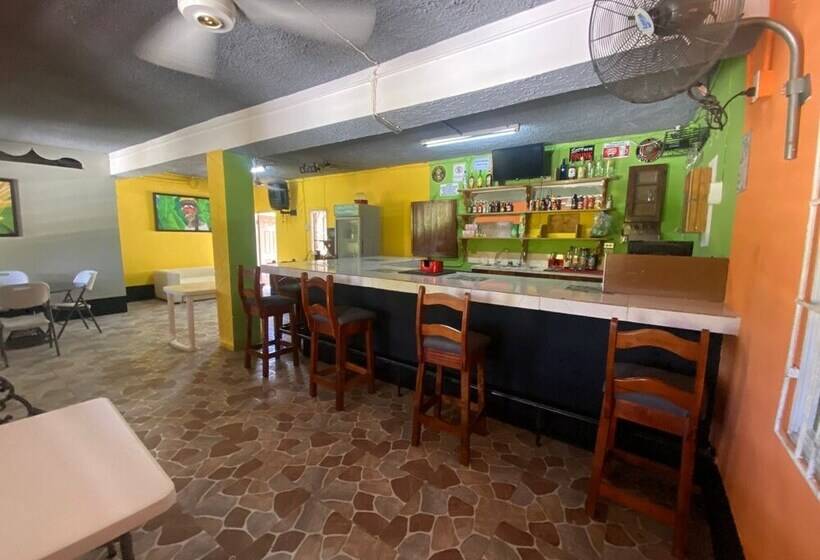 پانسیون Viviennes Guest House