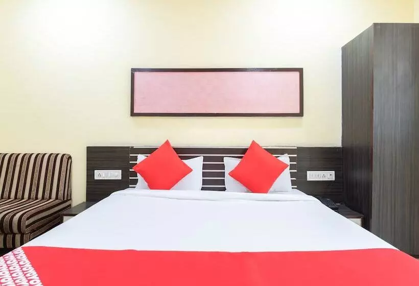 Hotelli Oyo 40153  Rajendra Palace