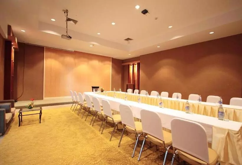 Hotel Golden Crown Grand