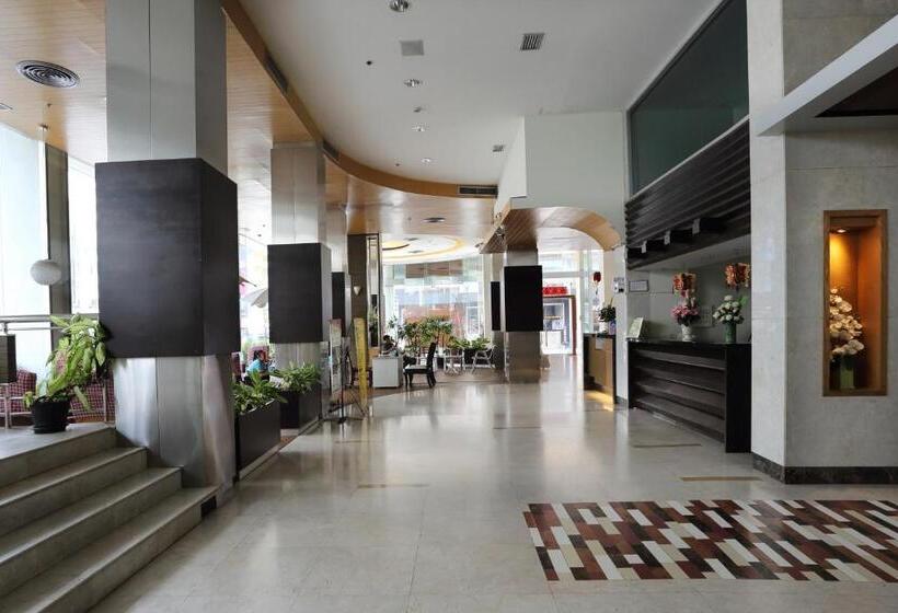 בית מלון כפרי Golden Crown Grand