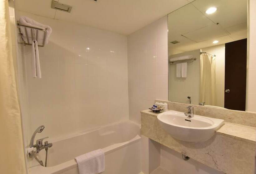 בית מלון כפרי Golden Crown Grand