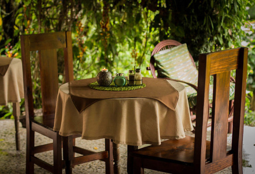 هتل Y Restaurante La Casa Rosa