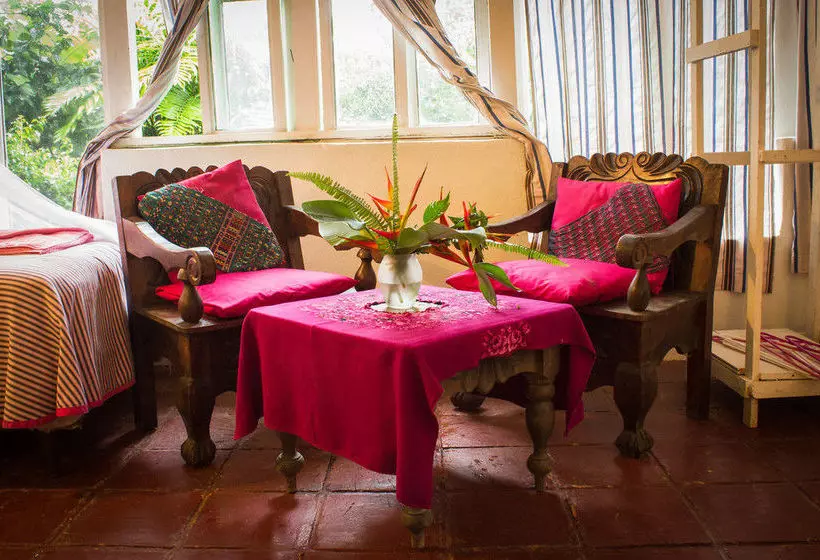 هتل Y Restaurante La Casa Rosa