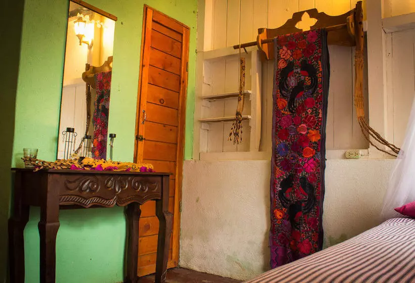 هتل Y Restaurante La Casa Rosa