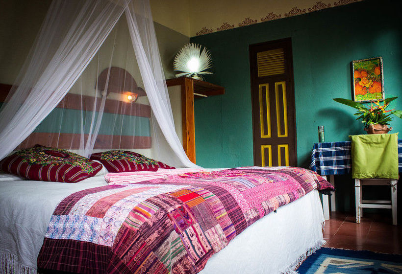 هتل Y Restaurante La Casa Rosa