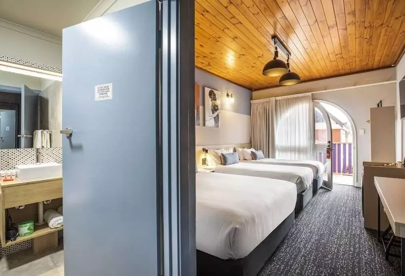 Nightcap At Federal Hotel Mt Gambier