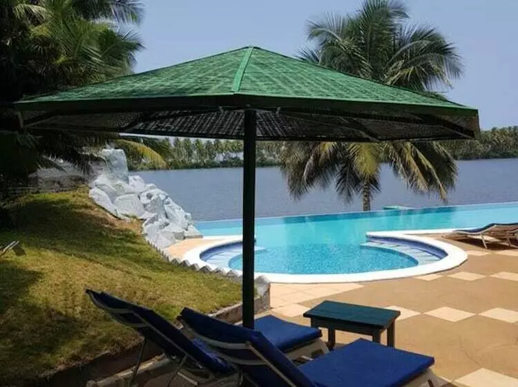 هتل African Queen Lodge