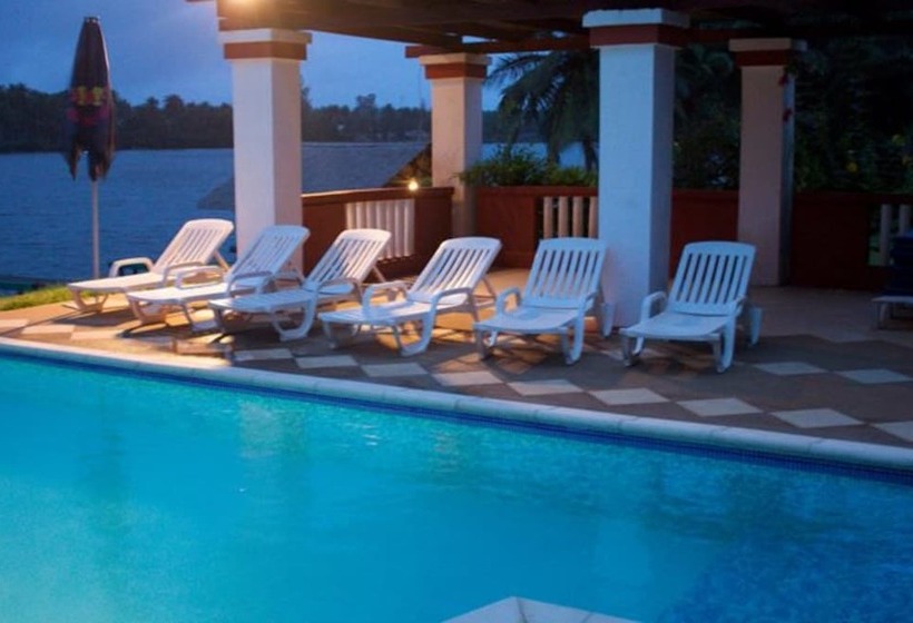 هتل African Queen Lodge