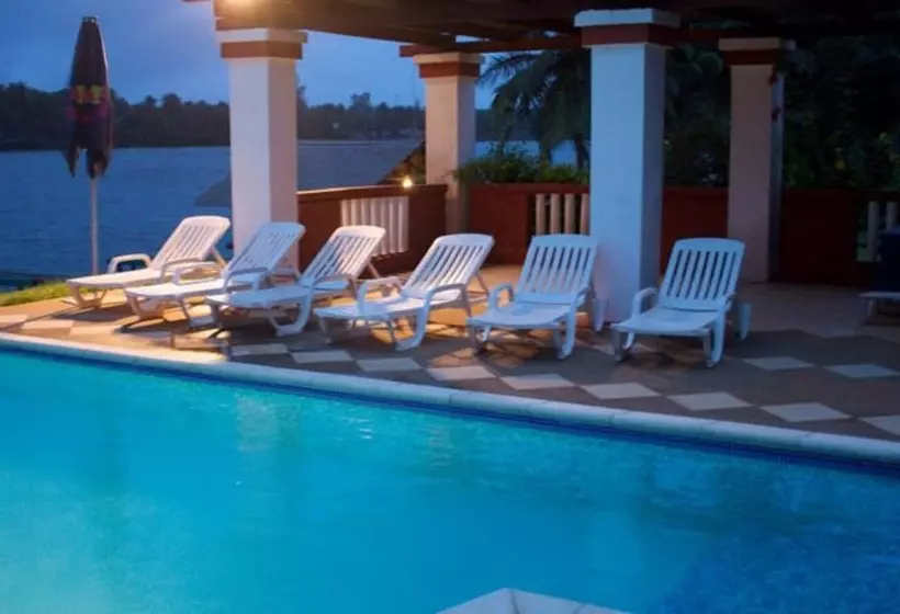 هتل African Queen Lodge