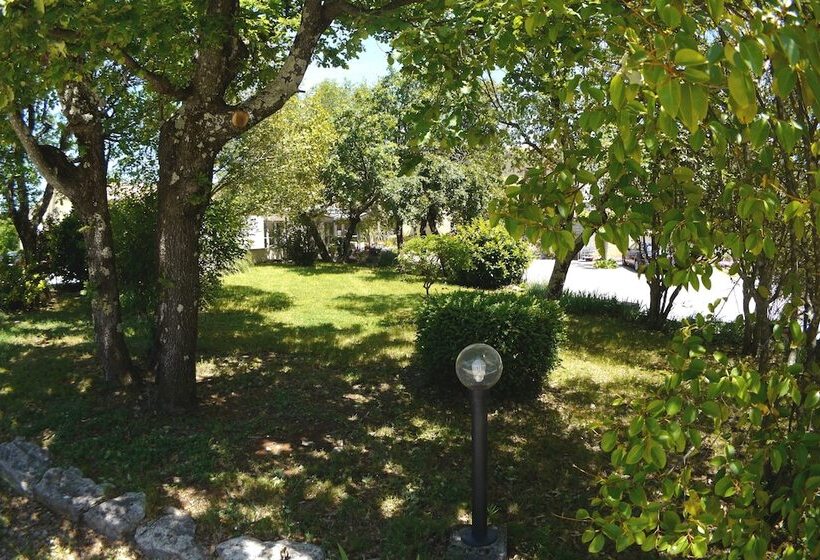 Отель Les Persedes Sud Ardeche