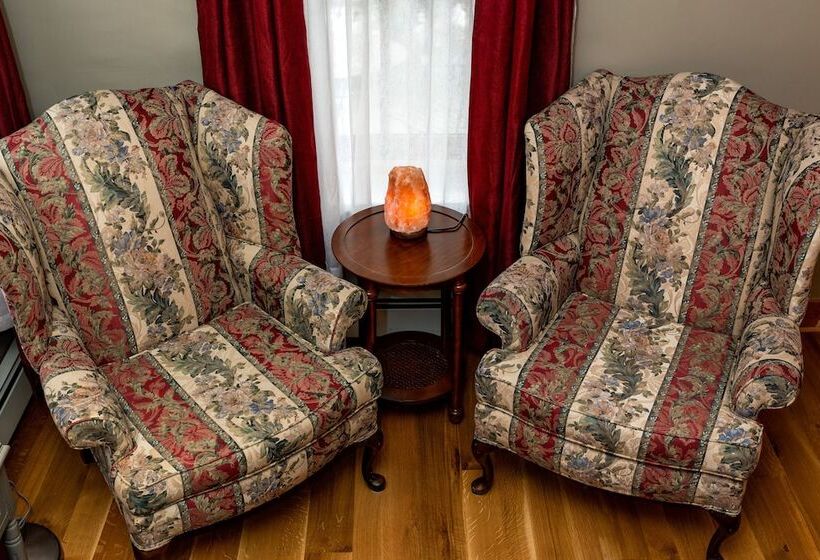 Пансион The Stone House Inn