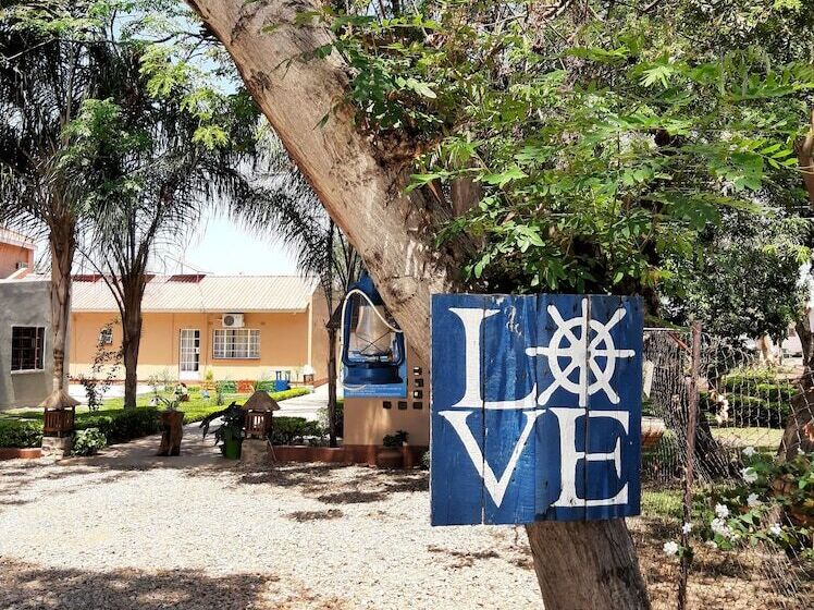 בית מלון כפרי Lakeside