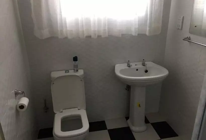 تختخواب و صبحانه Cycad Lodge Zimbabwe