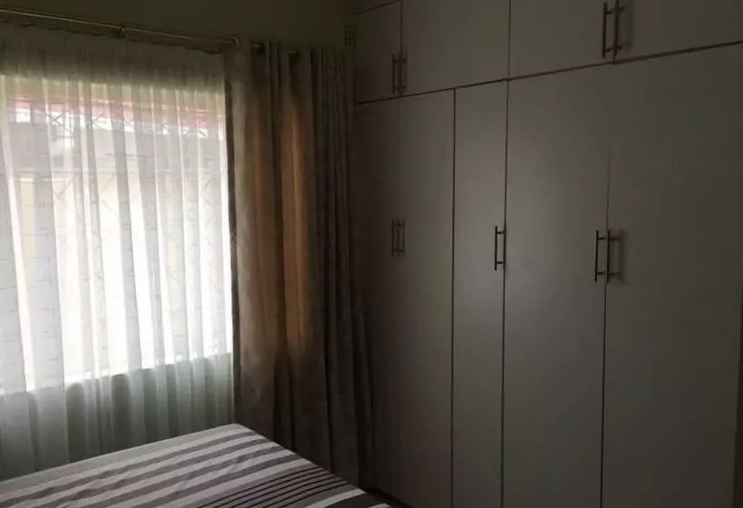 تختخواب و صبحانه Cycad Lodge Zimbabwe