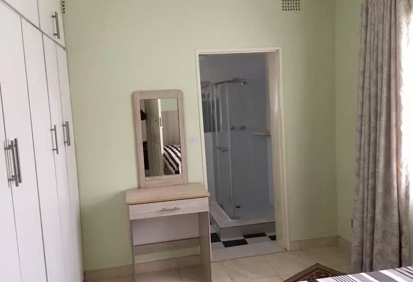 تختخواب و صبحانه Cycad Lodge Zimbabwe