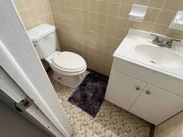 تختخواب و صبحانه The Relentless House