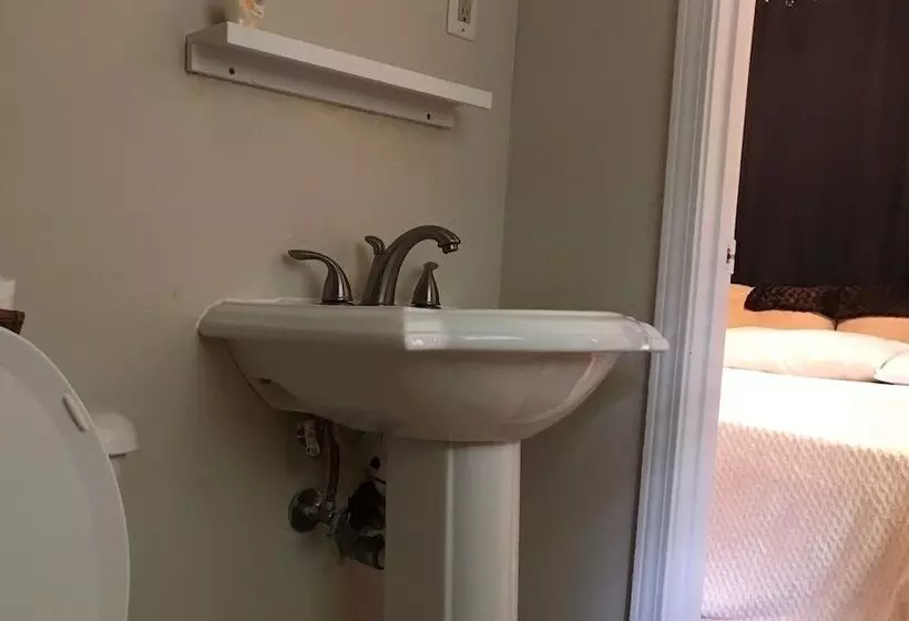 تختخواب و صبحانه The Relentless House