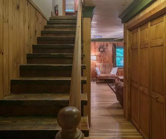 Hidden Creek Cabin Apartment