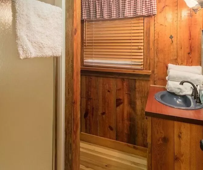 Hidden Creek Cabin Apartment