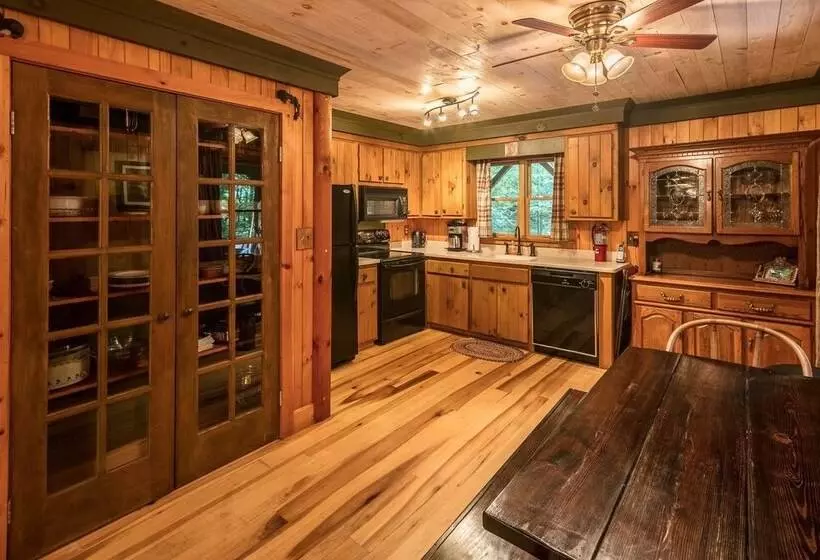 Hidden Creek Cabin Apartment