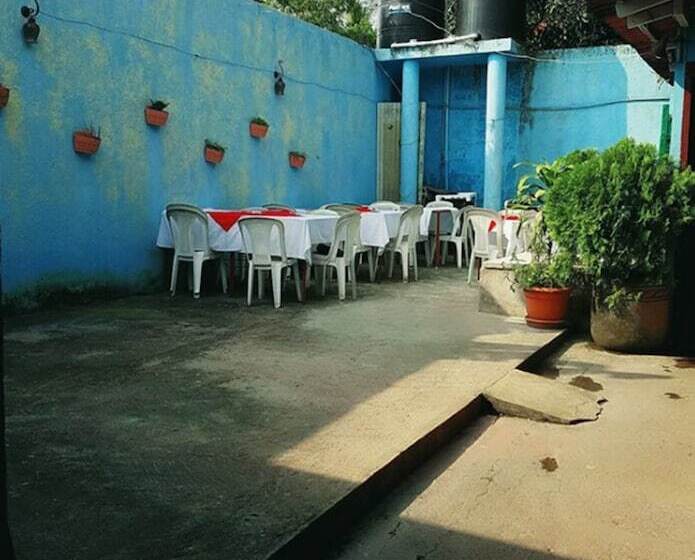 مسافرخانه Bar Y Restaurante Charlys El Viejo