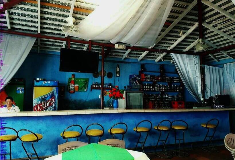 مسافرخانه Bar Y Restaurante Charlys El Viejo