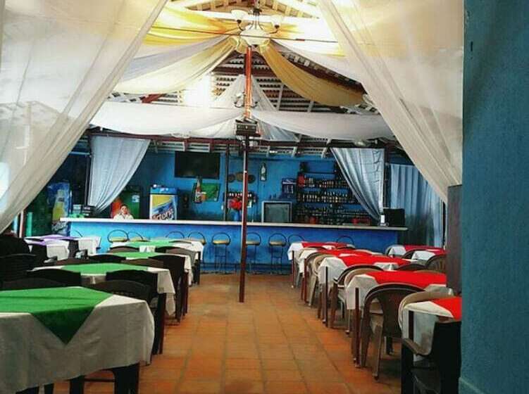 مسافرخانه Bar Y Restaurante Charlys El Viejo