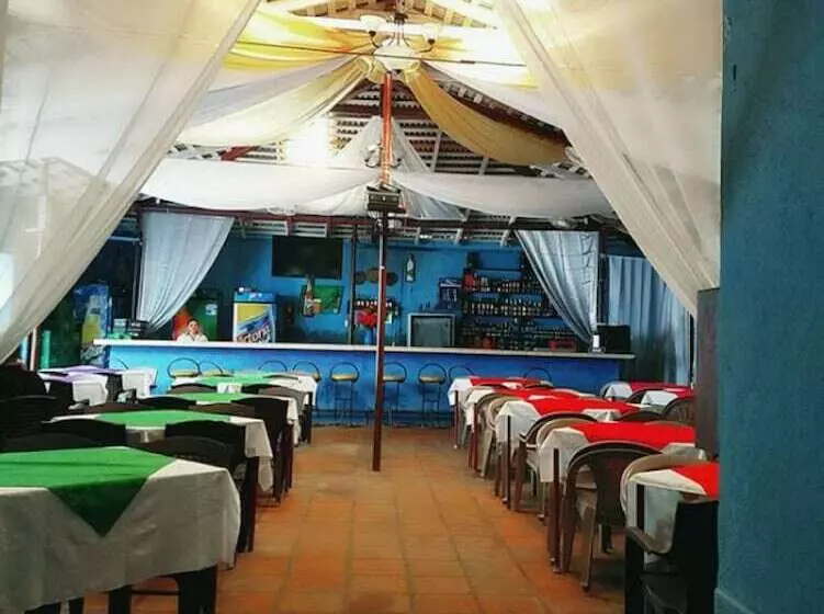 مسافرخانه Bar Y Restaurante Charlys El Viejo