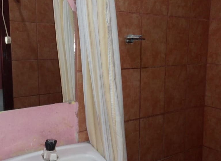 مسافرخانه Bar Y Restaurante Charlys El Viejo