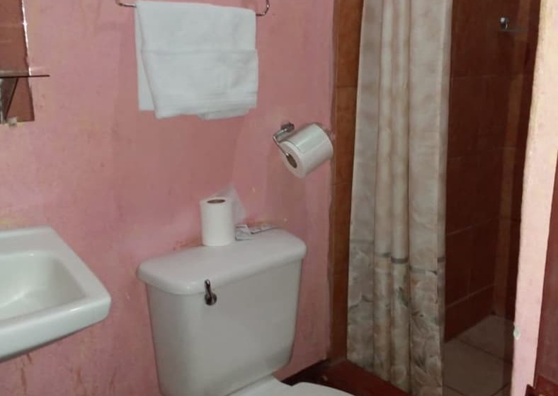 مسافرخانه Bar Y Restaurante Charlys El Viejo