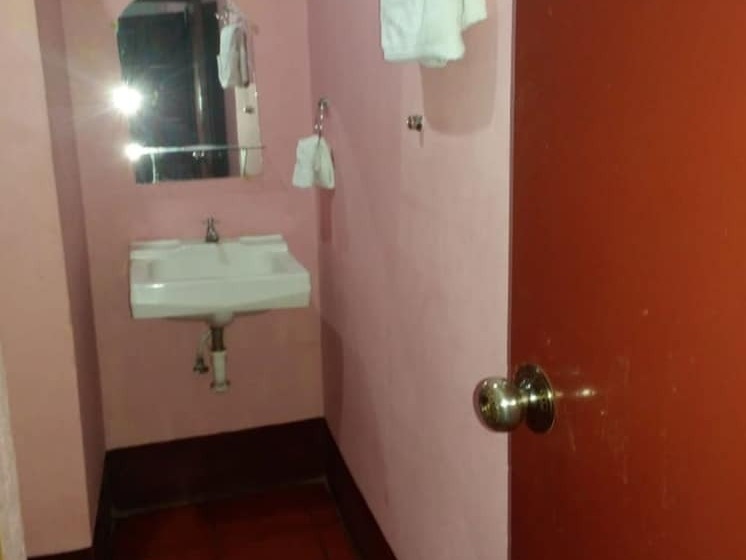 مسافرخانه Bar Y Restaurante Charlys El Viejo