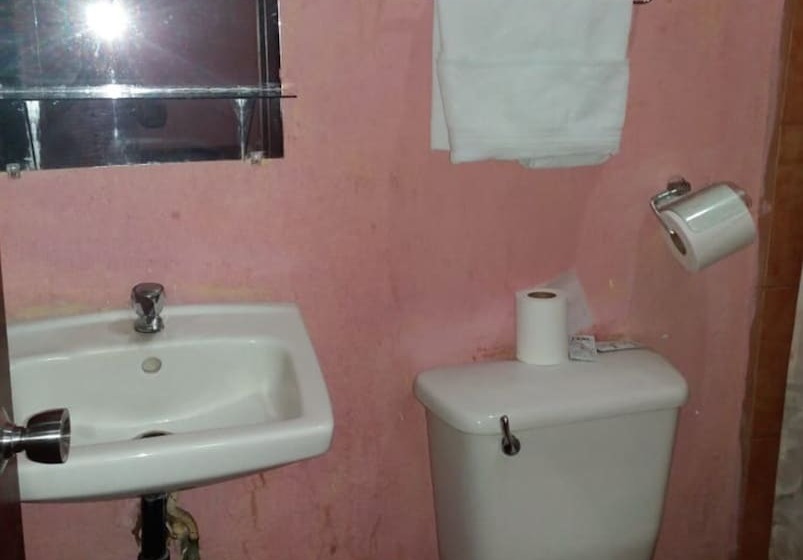 مسافرخانه Bar Y Restaurante Charlys El Viejo