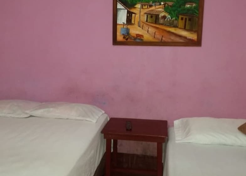 مسافرخانه Bar Y Restaurante Charlys El Viejo