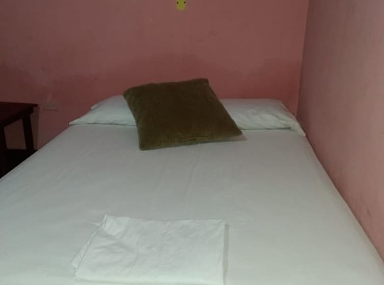 مسافرخانه Bar Y Restaurante Charlys El Viejo