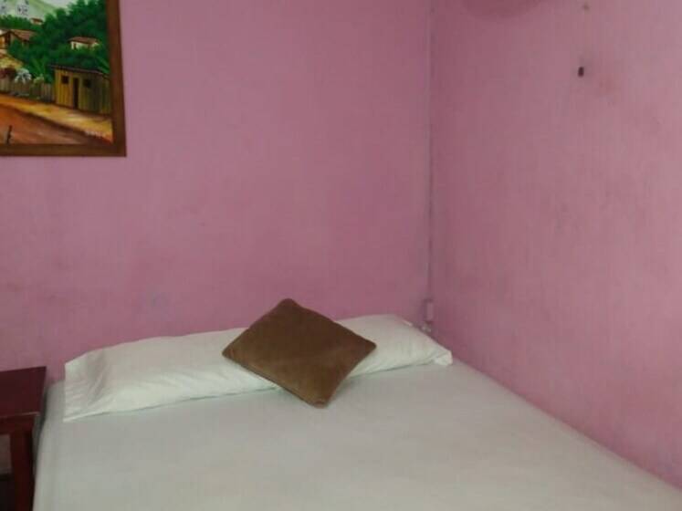 مسافرخانه Bar Y Restaurante Charlys El Viejo