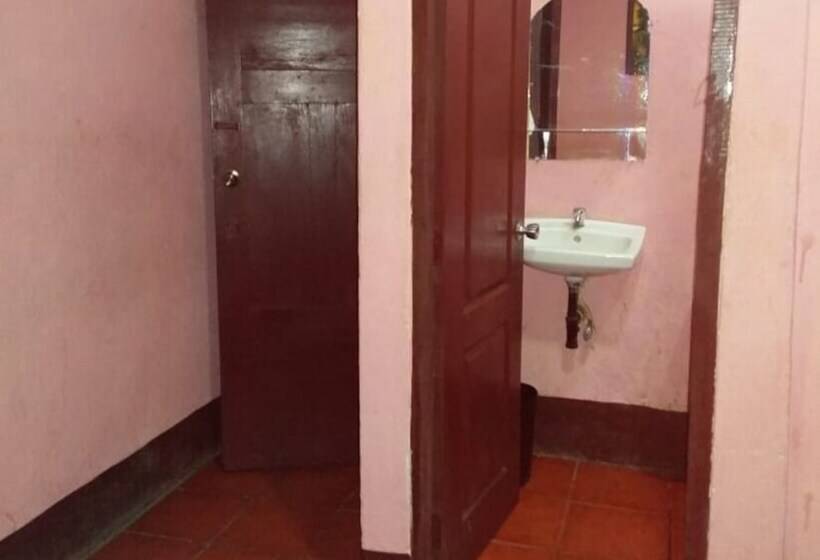 مسافرخانه Bar Y Restaurante Charlys El Viejo