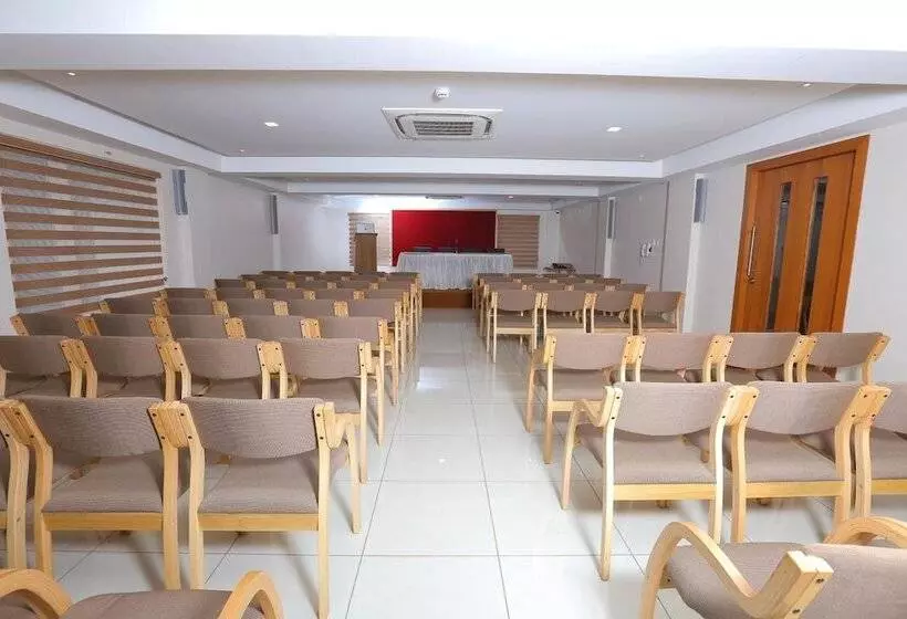 Hotelli Navaratna Inn A Luxury