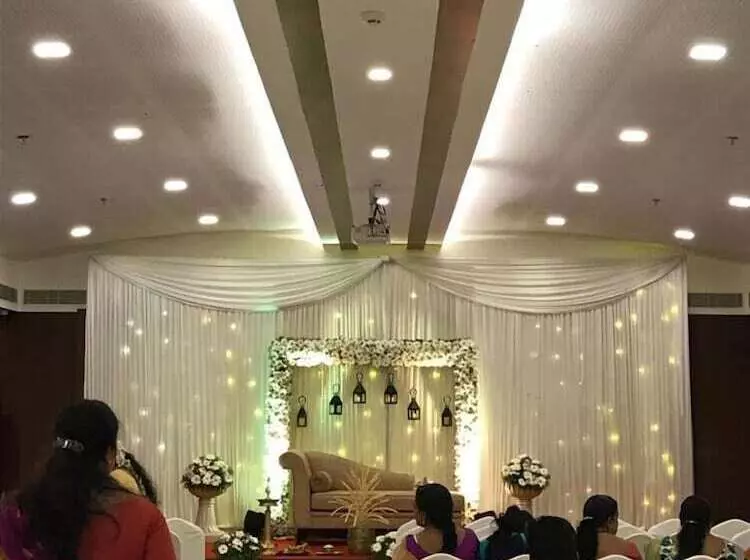 Hotelli Navaratna Inn A Luxury