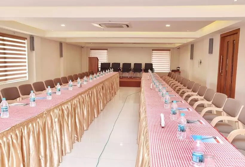 Hotelli Navaratna Inn A Luxury