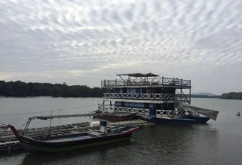 Bakau Hijau Riverlodge   Hostel