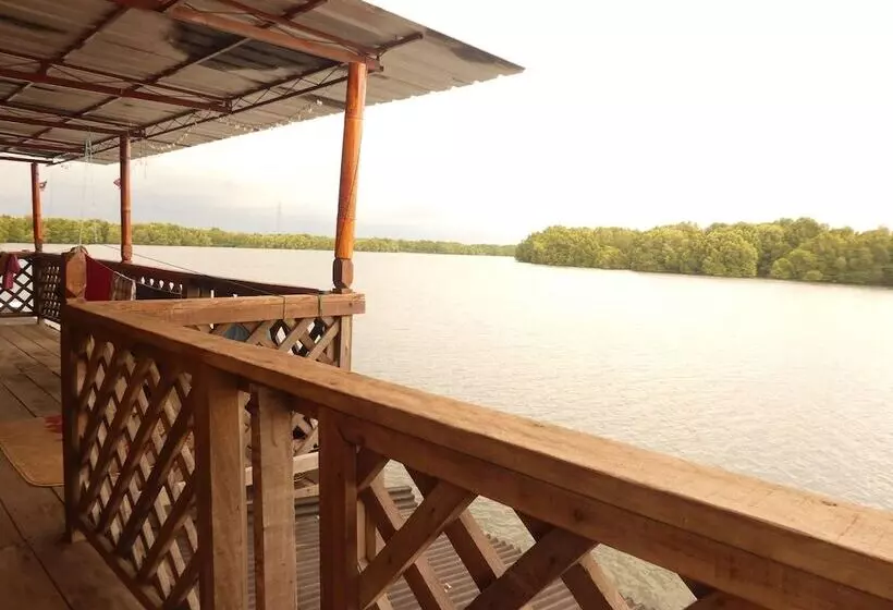 Bakau Hijau Riverlodge   Hostel