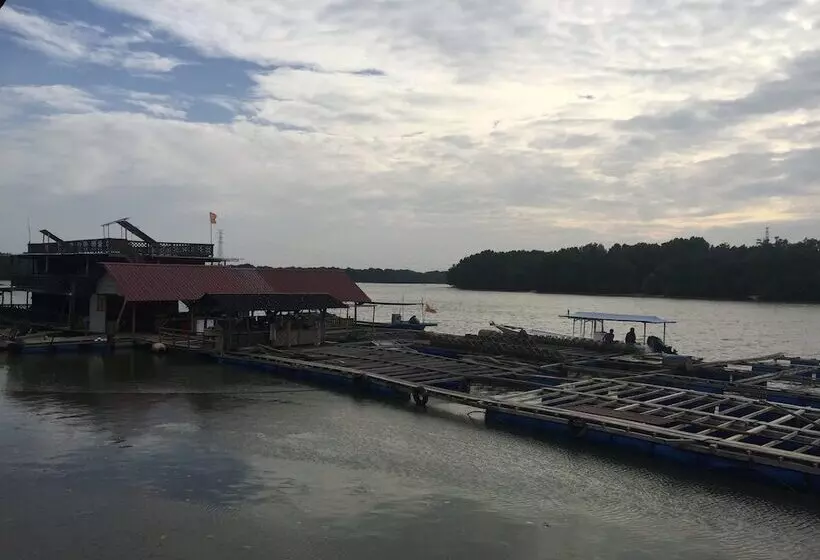 Bakau Hijau Riverlodge   Hostel