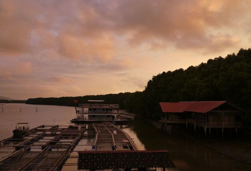 Bakau Hijau Riverlodge Hostel