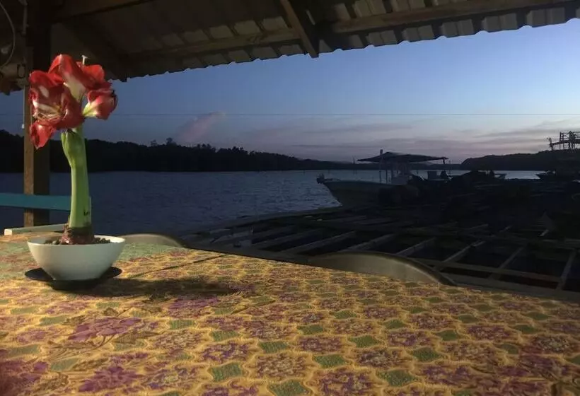 Bakau Hijau Riverlodge   Hostel