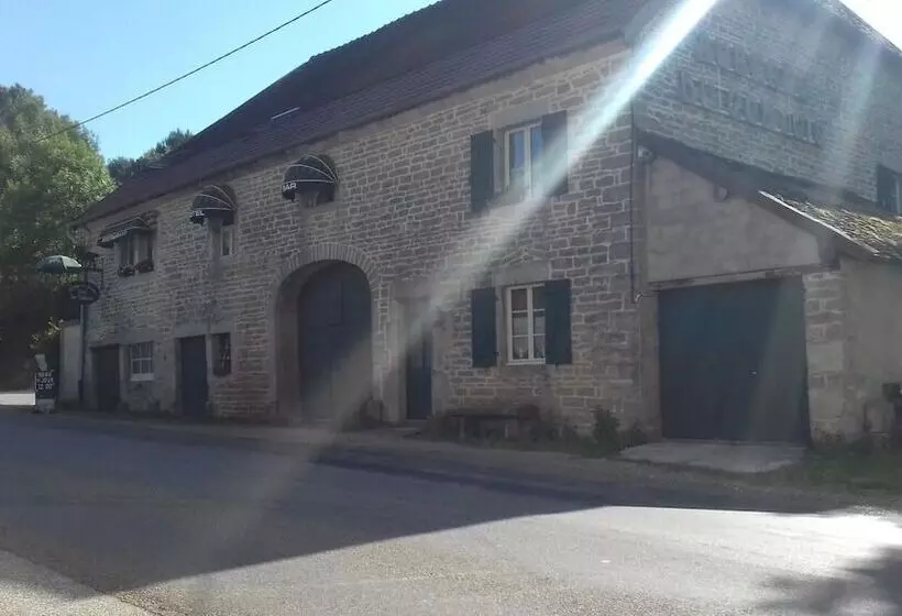 ホテル L Auberge Du Comtois